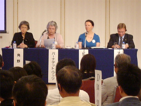 photo of Bernadette Watts giving a presentation at the Hans Christian Andersen Symposium in Japan, 2005